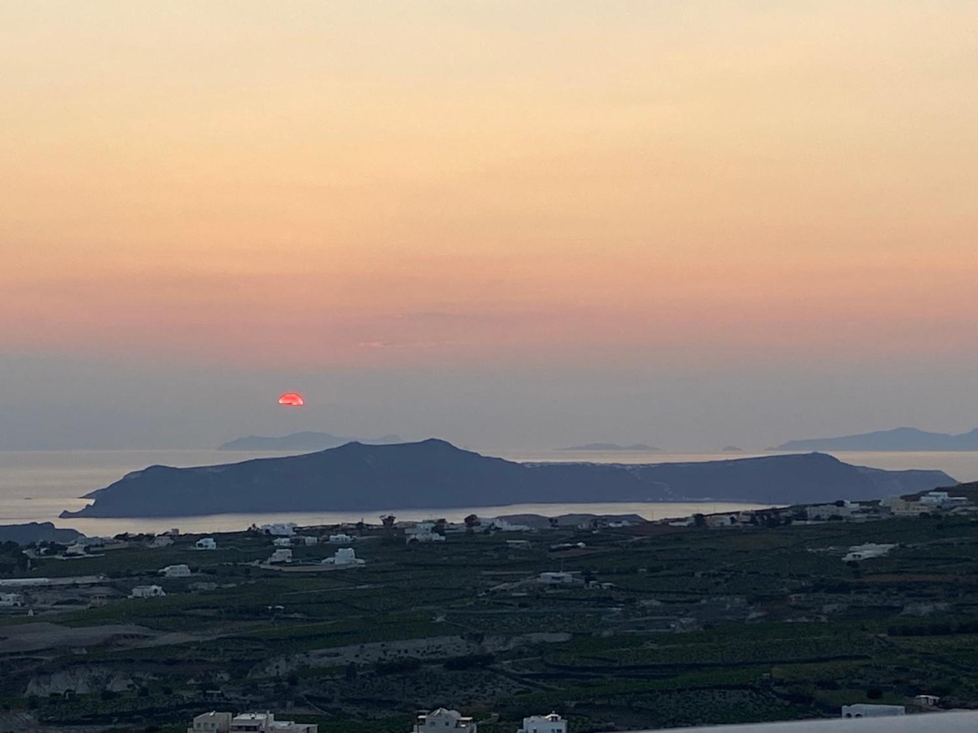 Ena Suites Santorini Pyrgos Kallistis Exterior photo