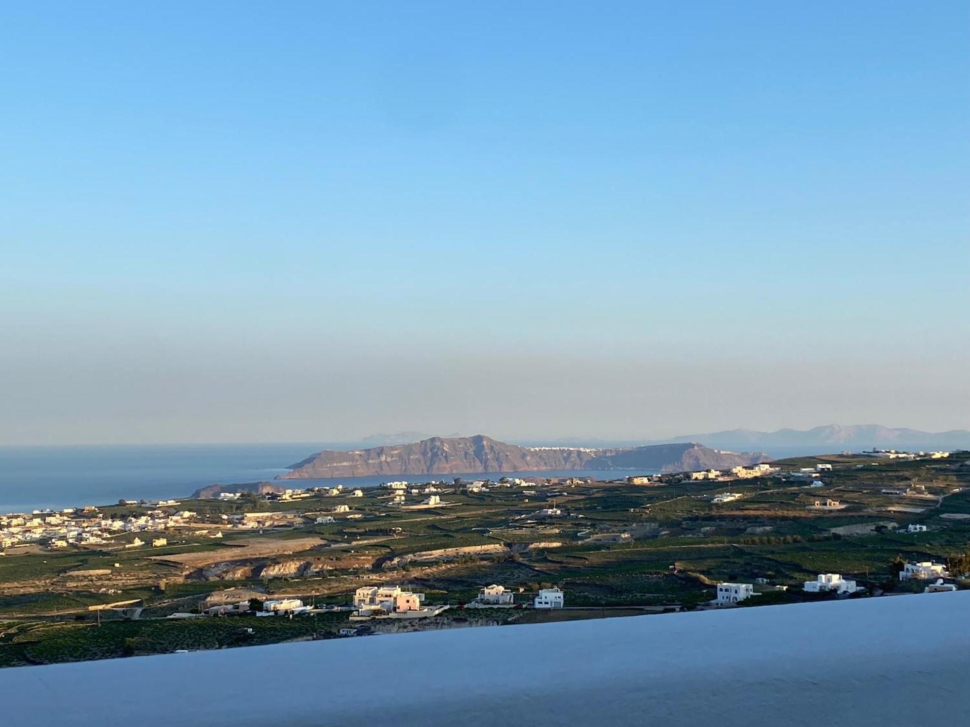 Ena Suites Santorini Pyrgos Kallistis Exterior photo