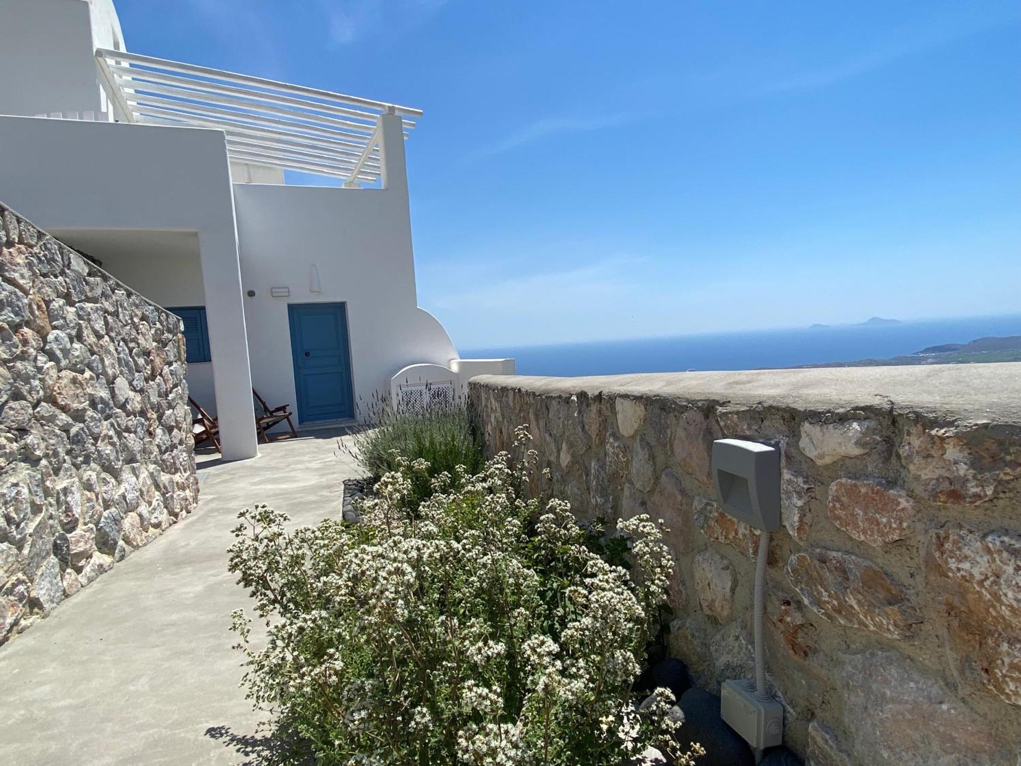 Ena Suites Santorini Pyrgos Kallistis Exterior photo